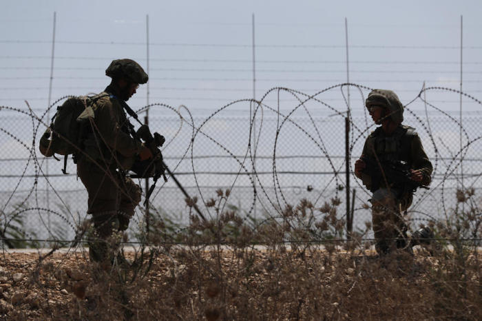 Israels Soldaten stehen an einem Sicherheitszaun in der Nähe des israelischen Dorfes Muqabla in der Nähe der Stadt Jenin im Westjordanland. Foto: epa/Atef Safadi