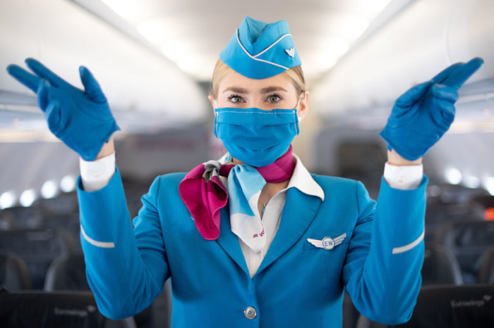 Nicht nur für Airline-Personal, auch für Reisende gilt am Airport und im Flieger die Maskenpflicht. Foto: Marius Becker/dpa/dpa-tmn
