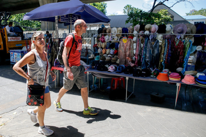 Kanaren statt Tunesien: Urlauber weichen bei Krisen häufig auf andere Ziele aus - aber nicht immer. Welche Folgen die Anschläge in Bangkok haben, lässt sich derzeit nur schwer absehen. Foto: epa/Diego Azubel
