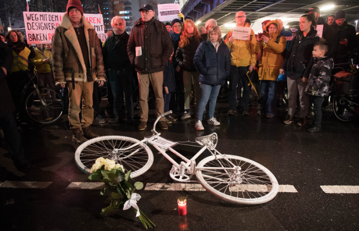 Bei einer Mahnwache erinnern Demonstranten mit einem weißen Fahrrad an die am Kottbusser Tor gestorbene Radfahrerin. Sie kam am 08. Januar 2020 durch einen rechts abbiegenden Lastwagen zu Tode. Foto: Jörg Carstensen/Dpa