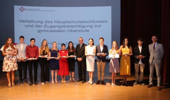 Gruppenfoto mit den 11 Schülerinnen und Schülern der 10. Klasse, die die Zugangsberechtigung zur gymnasialen Oberstufe entgegennahmen. Fotos: RIS – Swiss Section