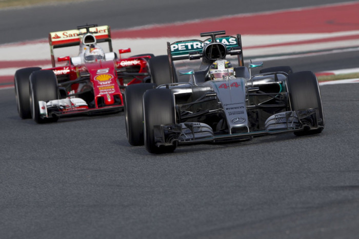 So schnell wie Sebastian Vettel ist bei den Tests in Barcelona kein anderer Formel-1-Pilot. Weltmeister Lewis Hamilton verdient sich aber Fleißpunkte. An seine beeindruckende Rundenzahl kommt niemand heran. Foto: epa/Alejandro Garcia