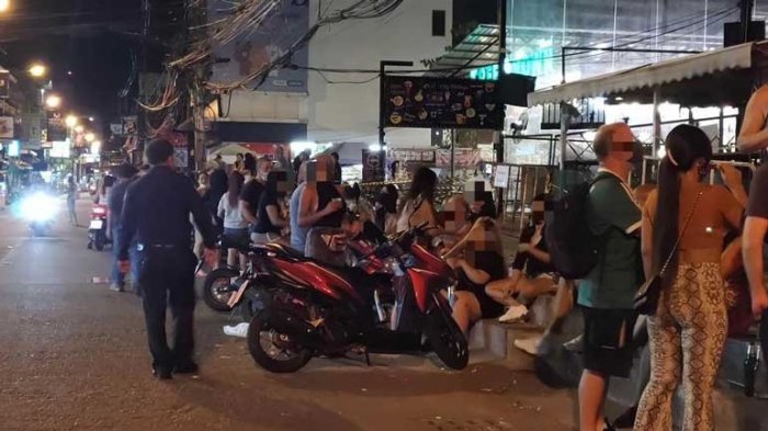 Trotz COVID-19 versammeln sich in Pattaya große Gruppen von Thais und Ausländer. Foto: Siam Chon News