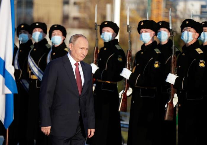 Der russische Präsident Wladimir Putin (C) nimmt an einer Blumenniederlegung am russischen Bürgerkriegsdenkmal in Sewastopo teil. Foto: epa/Mikhail Metzel / Kremlin Pool