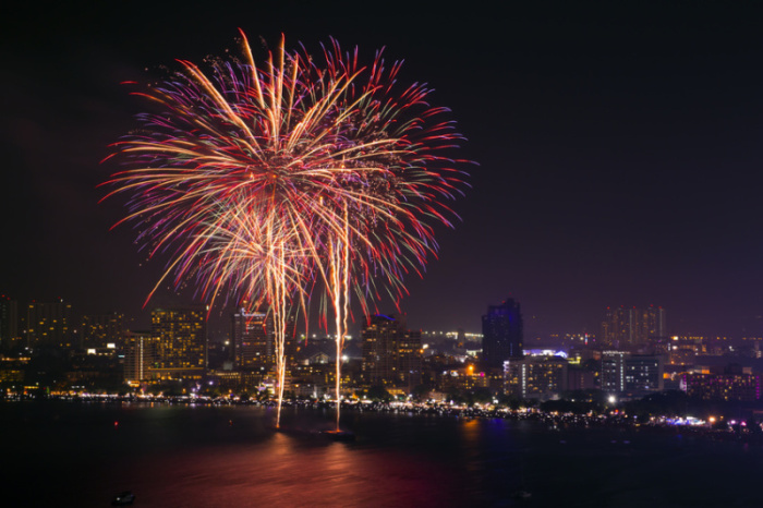 Flammende Sterne: Internationale Pyrotechniker werden den Himmel über Pattaya in ein Lichtermeer verwandeln. Foto: next143 / Fotolia.com