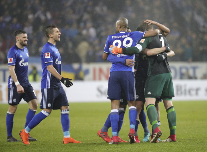 Schalke-Spieler feiern ihren Sieg. Foto: epa/Armando Babani