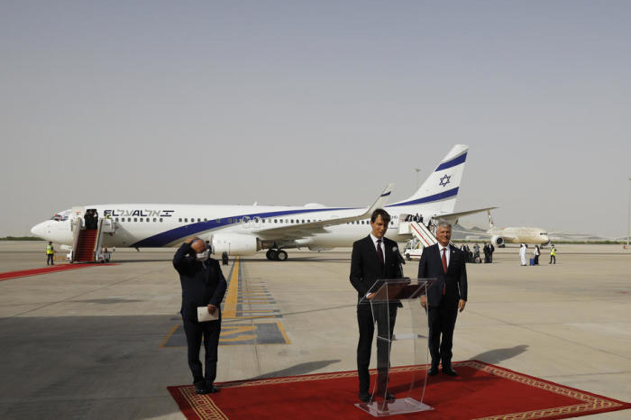 Israelische und US-Beamte landen in den Vereinigten Arabischen Emiraten auf einer historischen Reise, um das Geschäft abzuschließen. Foto: epa/Nir Elias / Pool