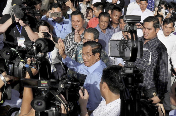 Kambodschas Premierminister Hun Sen (M.). Foto: epa/Mak Remissa
