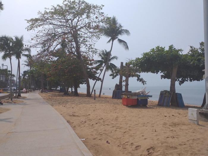 Keine Menschenseele am Strand in Jomtien. Fotos: Khun Ten