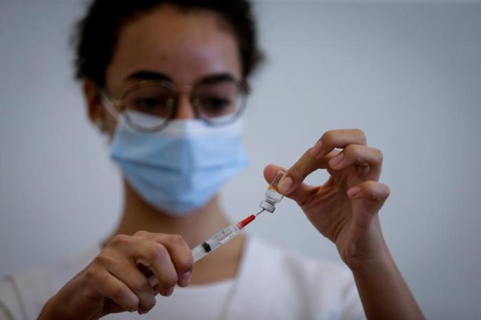 In Sao Paulo impfen Arbeiter das Gesundheitspersonal. Foto: epa/Fernando Bizerra Jr