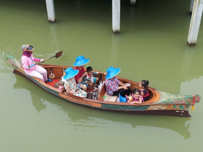Gemächlich gestaltet sich eine Bootsfahrt im Pattaya Floating Market, eine der populärsten Touristenattraktionen der Stadt. Foto: Jahner