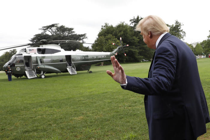 US-Präsident Donald J. Trump winkt den Medien auf dem Südrasen des Weißen Hauses in Washington zu. Foto: epa/Yuri Gripas