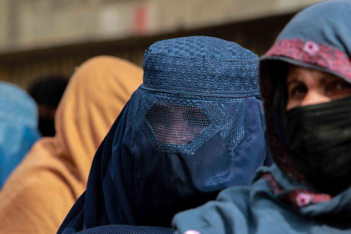 Eine mit einer Burka bekleidete afghanische Frau läuft auf einer Straße in Kabul. Foto: epa/Stringer