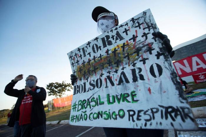 Die Gegner des brasilianischen Präsidenten Jair Bolsonaro protestieren gegen den Protest der Regierung vor dem Gebäude des Obersten Wahlgerichts (TSE) in Brasilia. Foto: epa/Joédson Alves