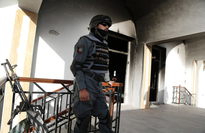 Garde der Polizei steht am Eingang eines Hauses in Kabul. Symbolfoto: epa/
