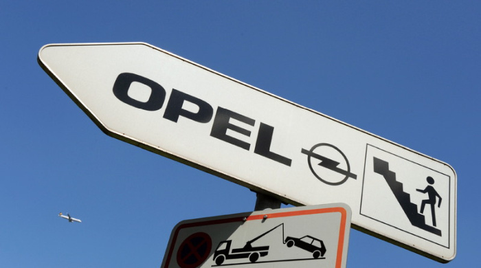 Ein Schild weist den Weg zum Stammwerk des deutschen Autobauers Opel in Rüsselheim. Foto: epa/Arne Dedert