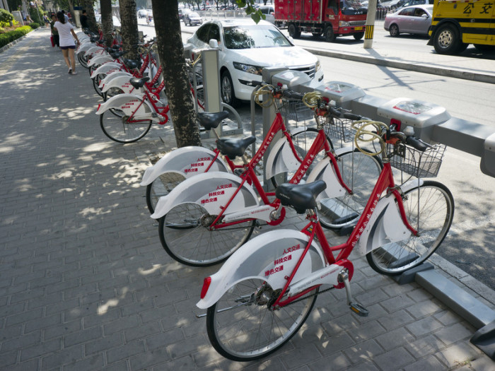  China galt als «Königreich der Fahrräder» - bis die Autos sie verdrängten. Dank junger Start-ups sind die Drahtesel jetzt zurück auf den Straßen. Doch die Aussichten des Hypes sind ungewiss. Foto: epa/Rolex Dela Pena
