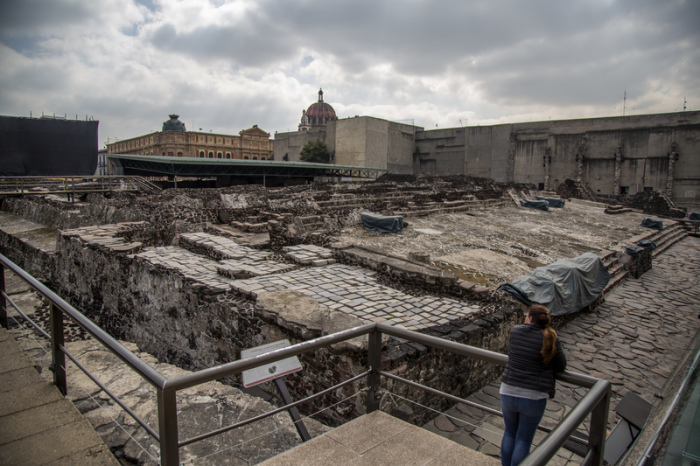 Eine Frau besucht die Überreste des Templo Mayor, der im Zentrum der Stadt Tenochtitlan war. Foto: Jair Cabrera Torres//Jair Cabrera Torres