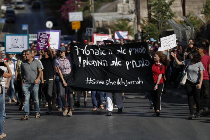 Israelis protestieren gegen die Räumung des Viertels Sheikh Jarrah in Ost-Jerusalem. Foto: epa/Atef Safadi