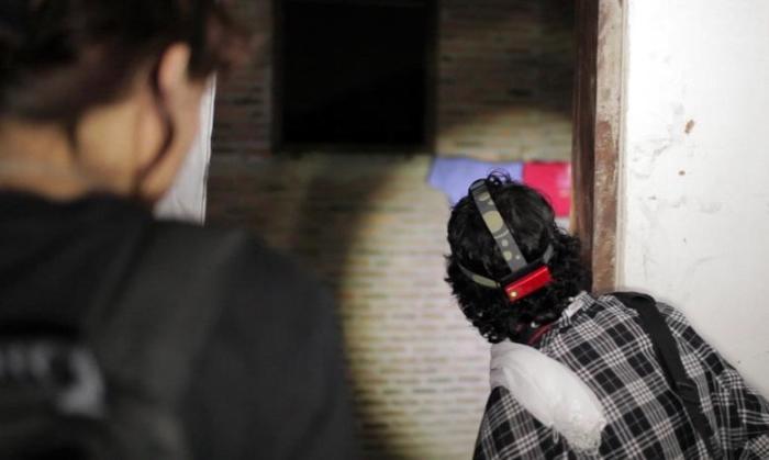 Hobby-Geisterjäger inspizieren mit Stimmenrekordern und Nachtsichtkameras ein verlassenes Haus in Bangkok. Foto: dpa