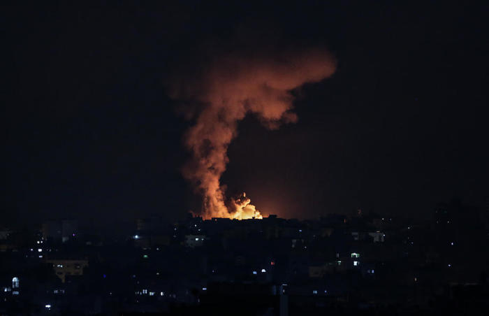 Qualm und Flammen steigen nach einem israelischen Luftangriff im nördlichen Gazastreifen auf. Foto: epa/Haitham Imad
