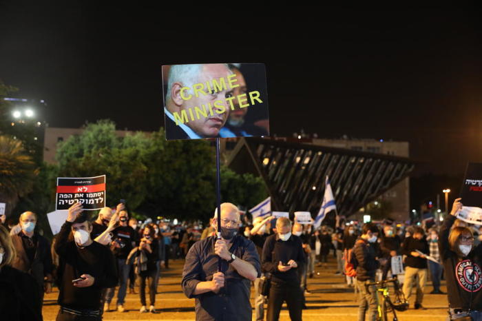 Israelis protestieren auf dem Rabin-Platz in Tel Aviv gegen Korruption in der Regierung und für Demokratie. Foto: epa/Abir Sultan