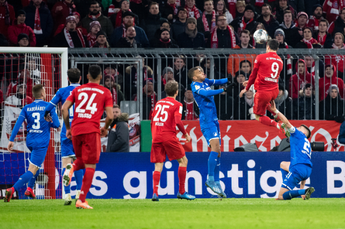 Robert Lewandowski vom FC Bayern München (2. v. r.) trifft zum 3:1. Neben ihm kann Kevin Akpoguma von Hoffenheim (3. v. r.) den Ball nicht mehr erreichen. Foto: Matthias Balk/Dpa
