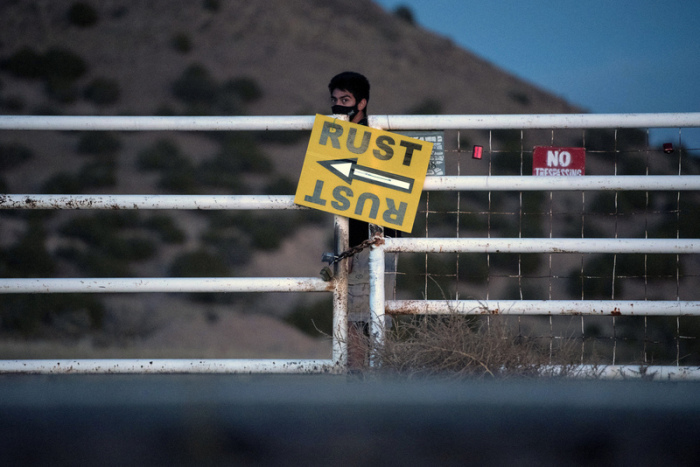 Sicherheitskräfte sperren die Bonanza Creek Ranch. Hollywood-Star Alec Baldwin hat beim Dreh des Westerns «Rust» mit einer Requisitenwaffe geschossen und dabei zwei Menschen getroffen. Foto: Eddie Moore/The Albuquerque Journal/dpa