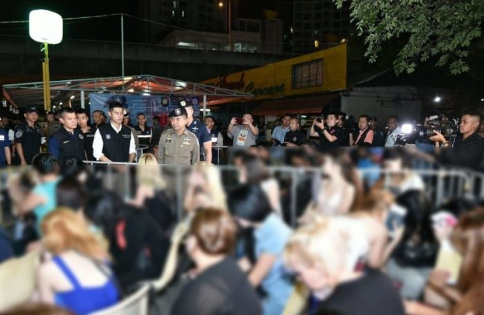 Großeinsatz der Tourist Police Thailand gegen ausländische Gesetzesbrecher. So wie hier werden die zumeist als Sprachlehrer tätigen Einwanderer durchleuchtet und bei Verstößen des Landes verwiesen.