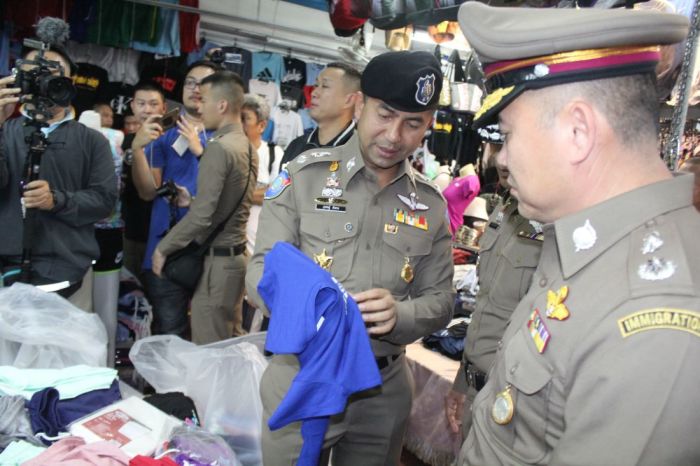 Beamte inspizieren die gefälschten Waren. Foto: The Thaiger