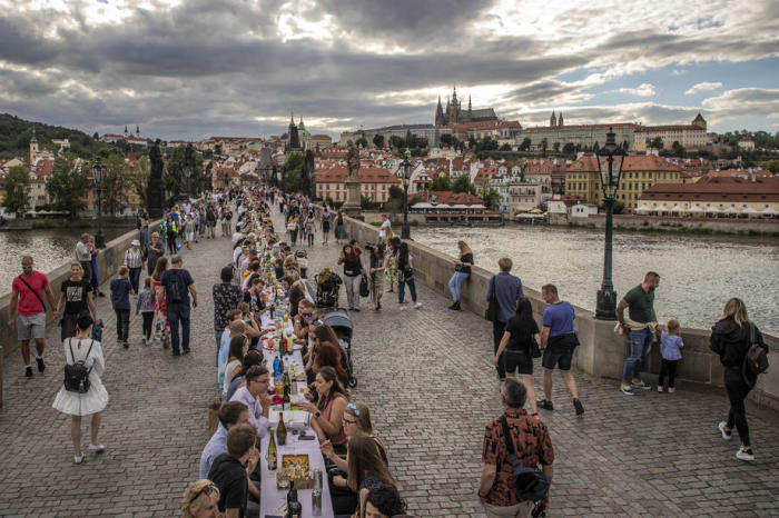 Foto: Diners Sit At A Gigantic Table Measuring 515 Meters (1,690 Feet) In Length And Spanning The Entirety Of The Iconic Charles Bridge In Prague