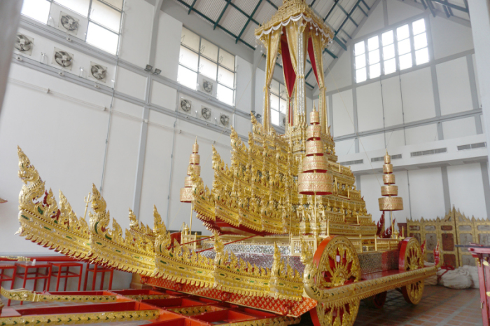 Den „Royal Chariot of the Great Victory“ hat König Rama I. 1795 für seinen Vater gebaut. Seitdem kommt der goldene Wagen bei königlichen Einäscherungszeremonien zum Einsatz. 