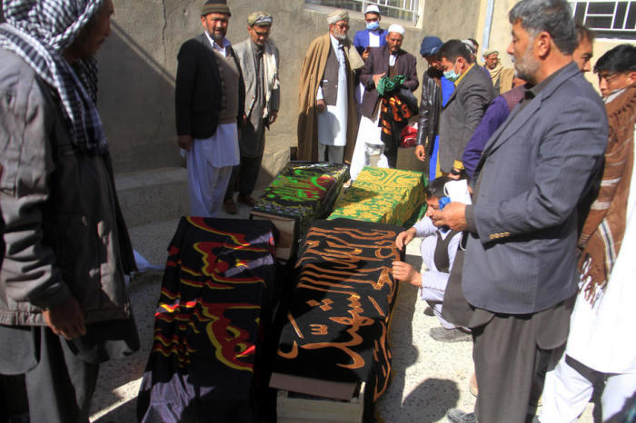 Menschen versammeln sich um die Leichen von acht Menschen, die bei einem Mörserangriff in der afghanischen Provinz Ghazni getötet wurden. Foto: epa/Sayed Mustafa