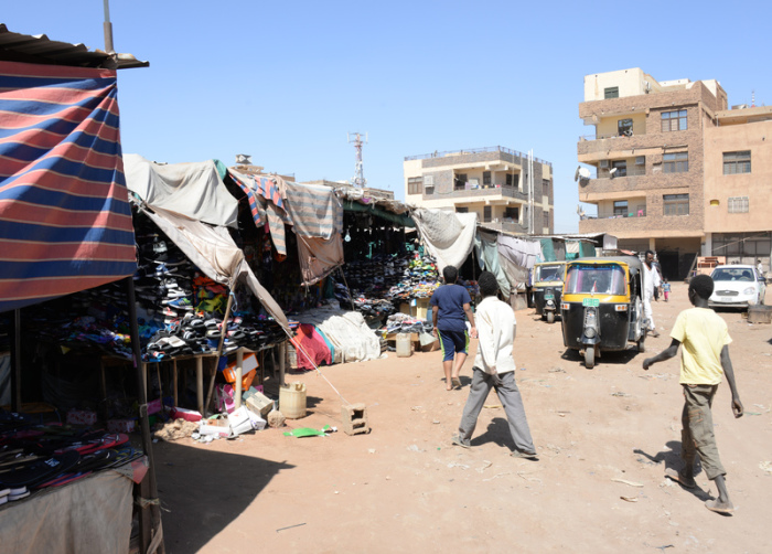Straßenszene in Khartum. Nach dem Putsch im Sudan ist das Land im Umbruch. Ob Stabilität oder Chaos folgt, ist noch unklar. Foto: Gioia Forster/Dpa