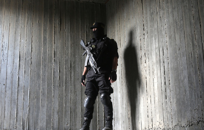 Schwer bewaffneter IS-Kämpfer in Gaza. Foto: epa/Mohammed Saber