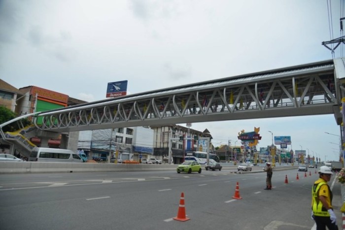Viele haben nicht mehr daran geglaubt, dass das 14,581-Millionen-Baht-Bauwerk tatsächlich fertiggestellt wird. Doch nun ist es so weit. Pattayas erste rollstuhlgerechte Fußgängerbrücke wurde feierlich eröffnet. Fotos: PR Pattaya