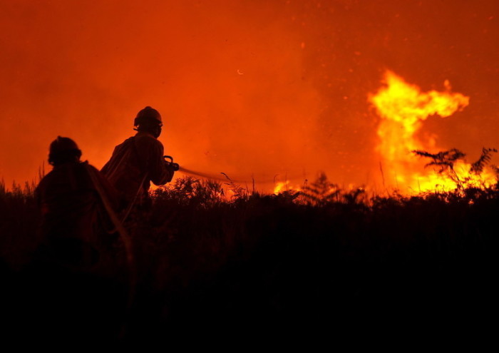 Die Feuerwehr bekämpft die Flammen eines Waldbrandes. Foto: epa/Nuno Andre Ferreira