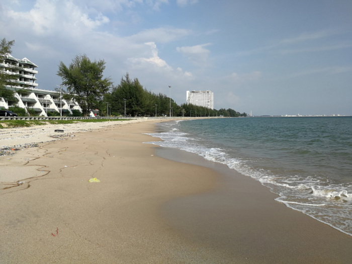 Der Phayun Beach in Ban Chang ist einsam und hat schöne Wellen, ein paar Liegestühle im Schatten, viele Bäume, und man kann kilometerweit im weichen Sand laufen. Fotos: Paulus