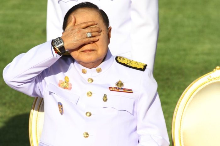 Als das Militär in Thailand 2014 putschte, sagten die Generäle der Korruption in der Politik den Kampf an. Jetzt muss ihre Nummer zwei – General Prawit Wongsuwan – erklären, wie er an zwei Dutzend Luxus-Uhren kam. Foto: picture alliance / Pacific Press