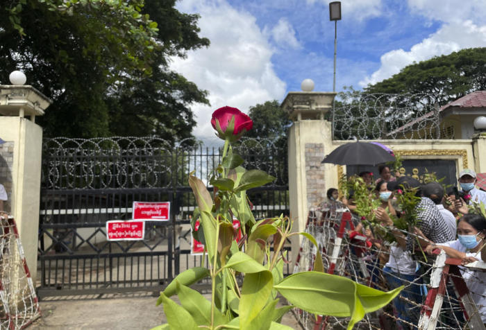 Familienmitglieder und Freunde halten Blumen, während sie vor dem Insein-Gefängnis in Yangon auf die Freilassung von Häftlingen warten. Foto: epa/Stringer