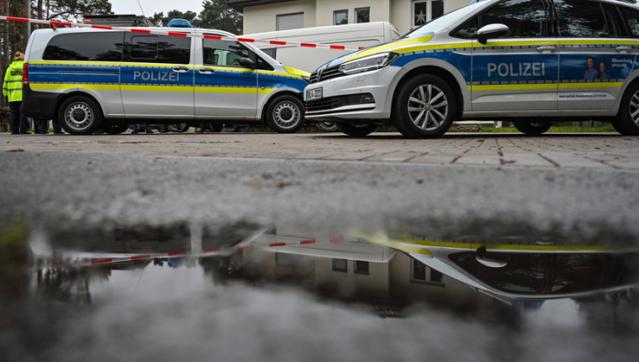 Die Polizei hat ein Einfamilienhaus in Senzig, einem Ortsteil der Stadt Königs Wusterhausen im Landkreis Dahme-Spreewald, abgesperrt. Die Polizei hat dort fünf Tote in einem Wohnhaus gefunden. Foto: Patrick Pleul/dpa-zentralbild/dpa