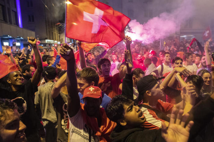 Fans der Schweiz feiern nach der UEFA EURO 2020. Foto: epa/Ennio Leanza