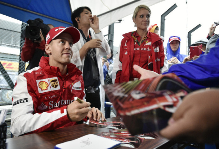 Sebastian Vettel während einer Autogrammstunde in Suzuka. Foto: epa/Franck Robichon
