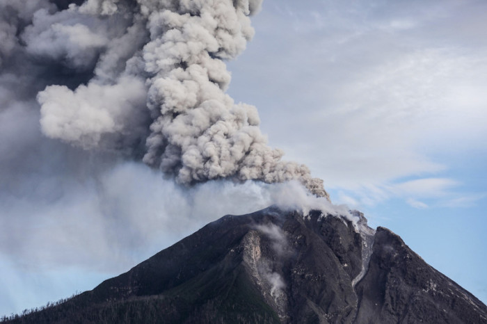 Seit Monaten kommt es am Vulkan Agung wieder zu Eruptionen. Foto: epa/Dedi Sinuhaji