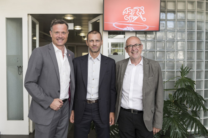 Alex Miescher, Generalsekretär des Schweizerischen Fußballverbands (r.), hat seinen Rücktritt bekanntgegeben. Foto: epa/Alessandro Della Valle