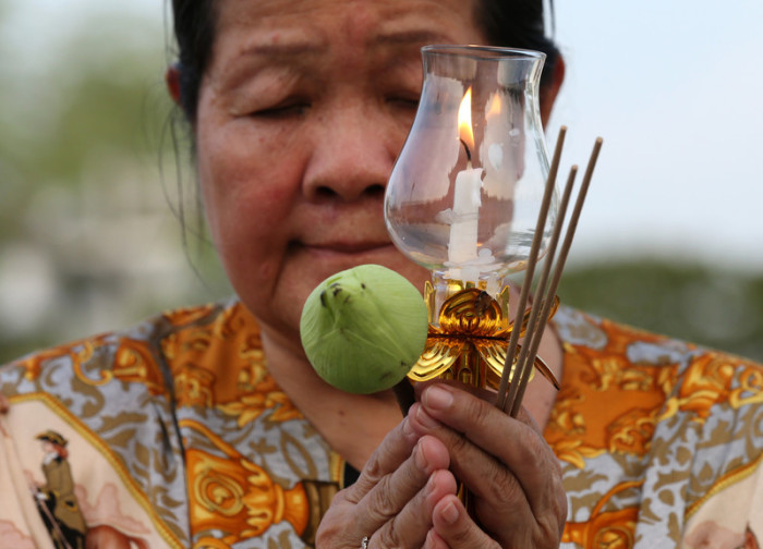 Wegen der Coronavirus-Gefahr wurden in diesem Jahr am höchsten buddhistischen Feiertag in Thailand alle Prozessionen in den Tempeln des Landes abgesagt. Foto: epa/Narong Sangnak
