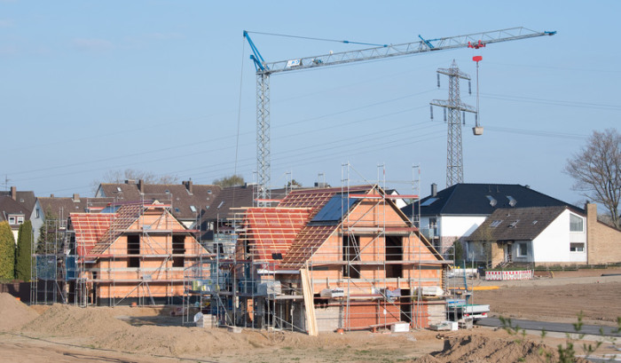 Einfamilienhäuser stehen im Rohbau in einem Neubaugebiet in der Region Hannover. Foto: Julian Stratenschulte/Dpa