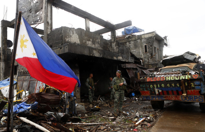 Philippinische Soldaten inspizieren den Tatort eines Anschlags in Marawi. Foto: epa/Joeffrey Maitem