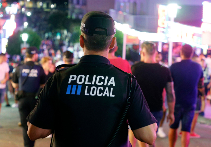 Die lokale Polizei von Calvia patrouilliert in der Nacht auf den Straßen von Magaluf. Foto: Clara Margais/Dpa