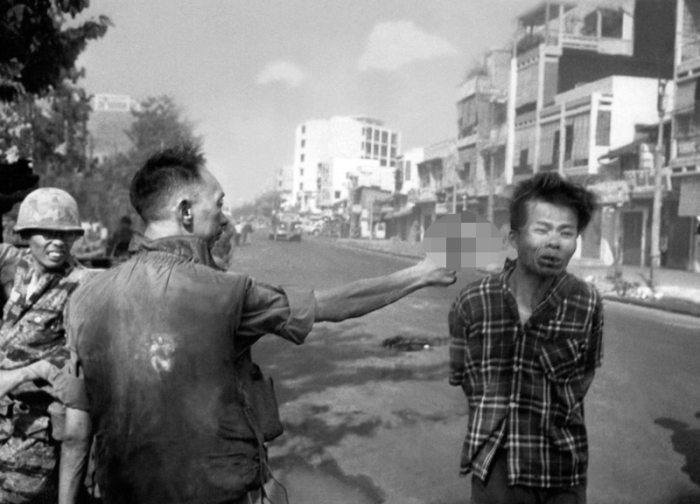 Der Polizeichef von Saigon (Vietnam), General Nguyen Ngoc Loan, erschießt am 01.02.1968 auf einer Straße in Saigon Nguyen Van Lem, der auch als Bay Lop bekannt war und der unter Verdacht stand, Offizier des Vietcong zu sein. Foto: dpa/Eddie Adams/AP NY